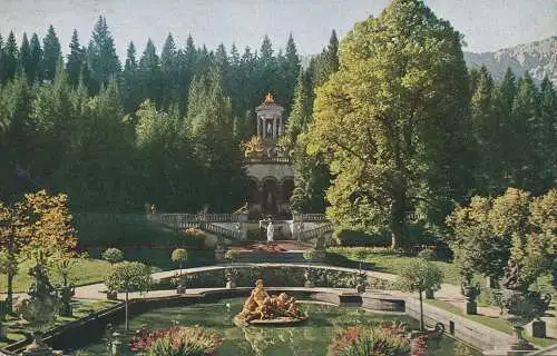 PC53260 Schloss Linderhof Terrasse mit Venustempel und Königslinde. Martin Herpi