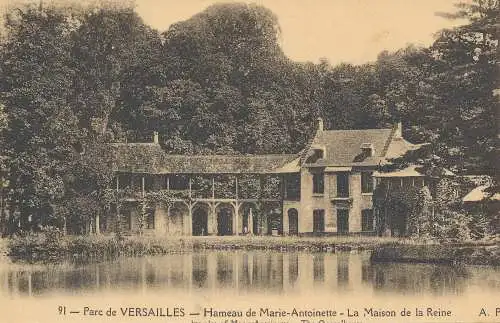 PC52110 Parc de Versailles. Hameau de Marie Antoinette. La Maison de la Reine. A
