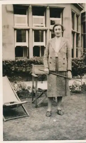 PC59523 Altes Foto. Frau in der Nähe des Hauses. Jerome Ltd