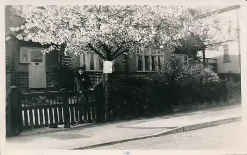 PC63390 Alte Postkarte. Frau in der Nähe des Hauses
