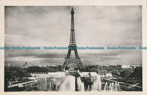 R005403 Paris. La Tour Eiffel et les Jets d Eau de Chaillot. 1949