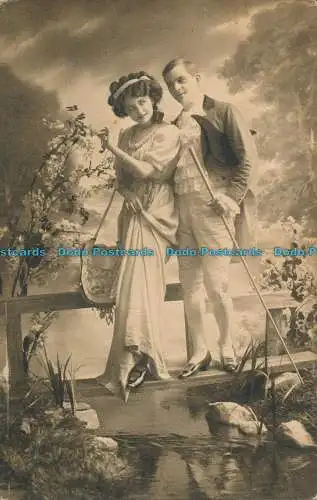 R006262 Alte Postkarte. Frau mit Mann in der Nähe des Sees. Amag