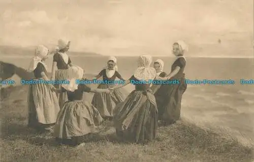 R007695 Tanzen auf den Sandhügeln. Zeeland. Holland. F. B. Den Boer