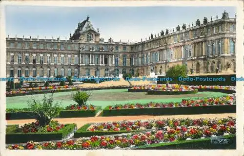 R014708 Versailles. Der Palast und die Blumenbeete. Norden. RP. 1960. B. Hopkins