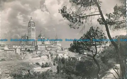 R017583 Segovia. Die Kathedrale vom Pinienhain aus gesehen. Garcia Garrabella. RP