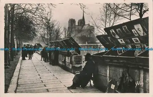 R015439 Paris en Flanant. Les Bouquinistes du Quai de la Tournelle. d Art Yvon
