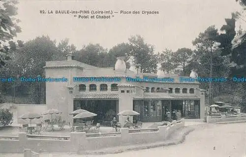 R018746 La Baule les Pins. Place des Dryades. F. Chapeau. Nr 82