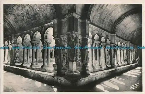 R018810 Arles en Provence. Cloitre St Trophime XIIe Siecle. Georges Arles