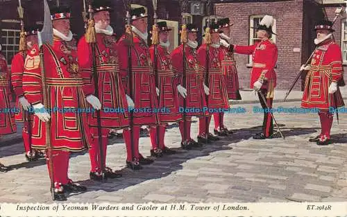 R022434 Inspektion von Yeoman Warders and Gaoler im H. M. Tower of London. Valent