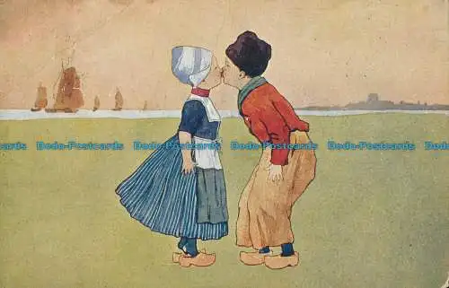 R023924 Alte Postkarte. Ein Junge und Mädchen Kuss