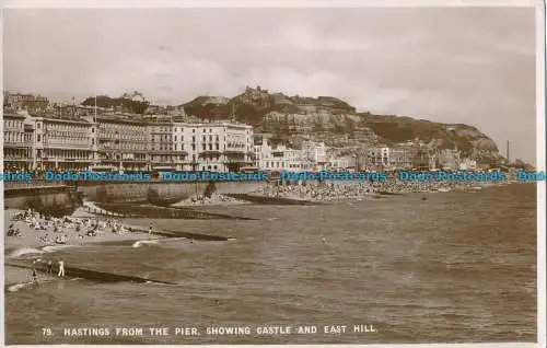 R022923 Hastings vom Pier. Castle und East Hill zeigen. Schuhschmied und Ethe