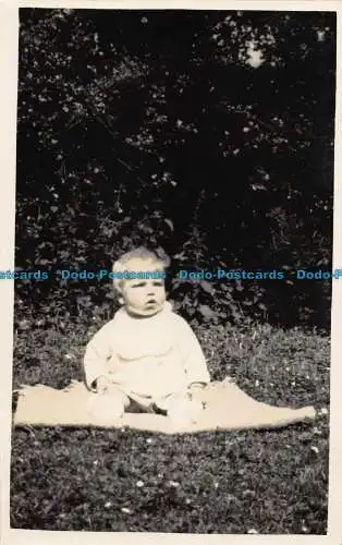 R041781 Alte Postkarte. Baby