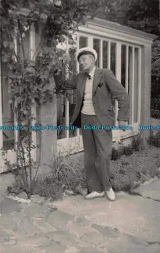 R043882 Alte Postkarte. Mann in der Nähe des Baumes