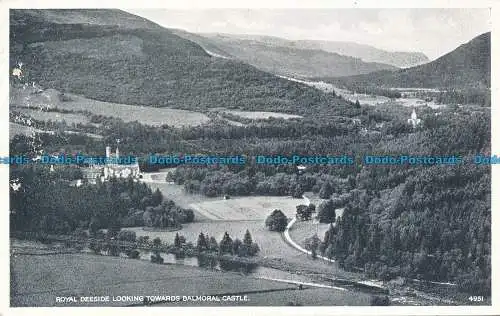 R050726 Royal Deeside mit Blick auf Schloss Balmoral. Weiß. Am besten. 1957