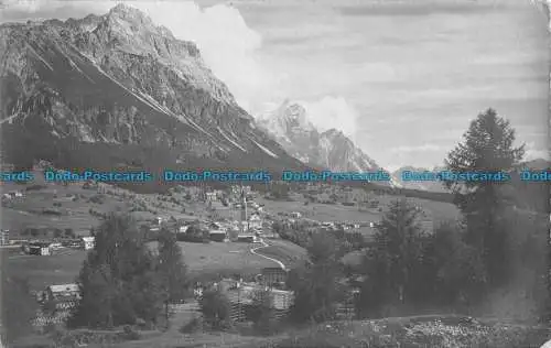R053110 Alte Postkarte. Dorf zwischen den Bergen