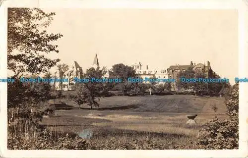 R054857 Alte Postkarte. Felder. Häuser