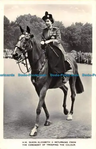 R057589 H. M. Queen Elizabeth II Rückkehr von der Zeremonie der Truppe des Obersts