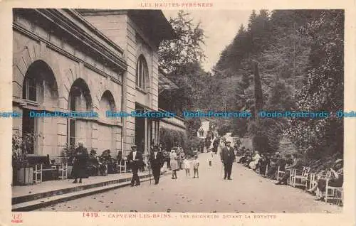 R058739 Les Hautes Pyrenees. Capvern Les Bains. Les Baigneurs Devant La Buvette