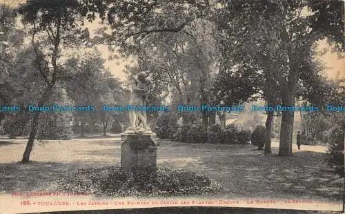 R058785 Toulouse. Les Jardins. Une Pelouse du Jardin des Plantes. Groupe Le Reto