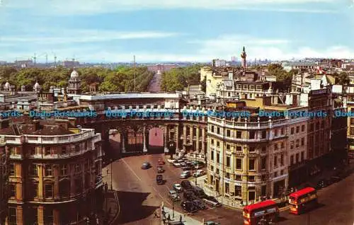 R067286 Admiralty Arch und die Mall. London. 1969