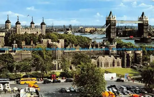 R067302 Der Tower of London und die Tower Bridge. John Hinde. 1965