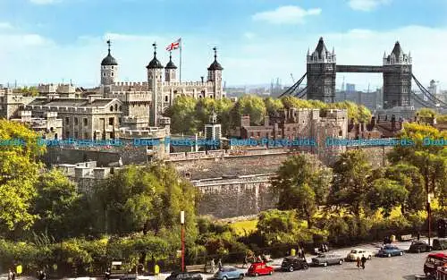 R068890 Der Tower of London und die Tower Bridge. John Hinde