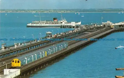 R068374 Ryde Pier. I.W. mit Shanklin Ferry aus Portsmouth. Nahe. Glas