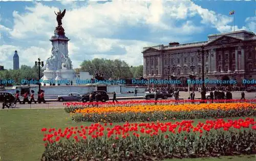 R071114 Buckingham Palace. London