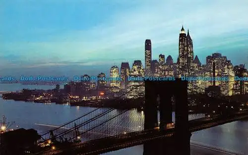 R069844 Einbruch der Dunkelheit in Lower Manhattan mit Brooklyn Bridge. New York City. Mike R