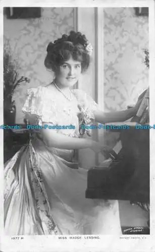 R091436 Miss Madge Lessing. Foulsham und Banfield. Drehfoto