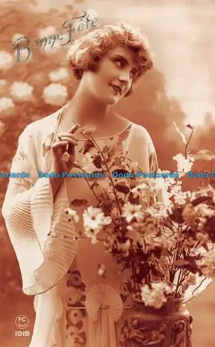 R094101 Grüße. Bonne Fete. Frau mit Blumen