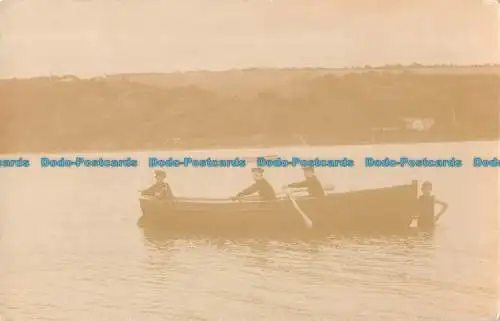 R094749 Alte Postkarte. Herren und Boot