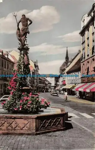 R093611 Offenburg die Pforte zum Schwarzwald Neptunbrunnen und Hauptstraße. Agf