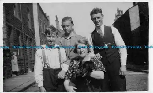 R095458 Alte Postkarte. Familienfoto