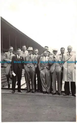 R095590 Alte Postkarte. Men Company