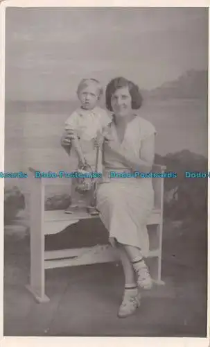 R095594 Alte Postkarte. Frau mit Kind. Majestätische