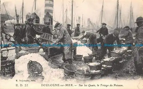 R103899 Boulogne sur Mer. Sur les Quais le Triage du Poisson. E. Dejonghe. Imp.