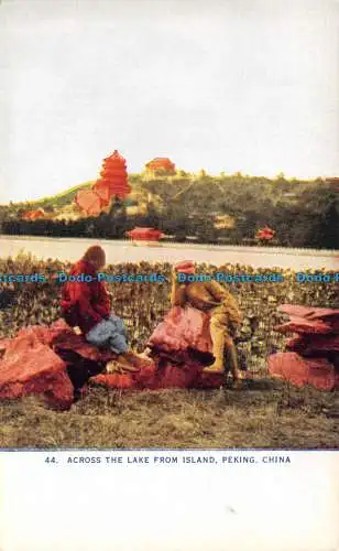 R104834 über den See von der Insel. Peking. China
