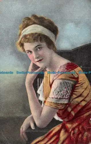 R105551 Alte Postkarte. Frau