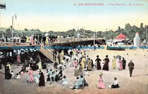 R109828 Montevideo. Playa Ramirez. En la Arena. B. Hopkins