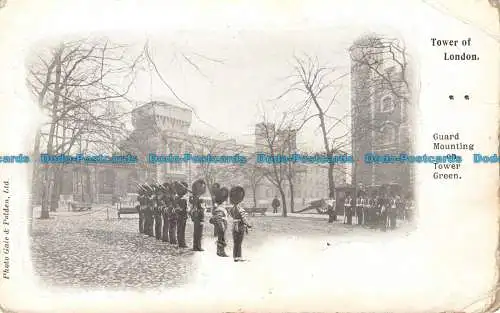 R111376 Tower of London. Schutzgittermontage auf Turmgrün. Sturm und Polden. 1914