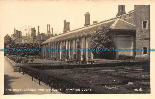 R111936 Der Knotengarten und die Orangerie. Hampton Court