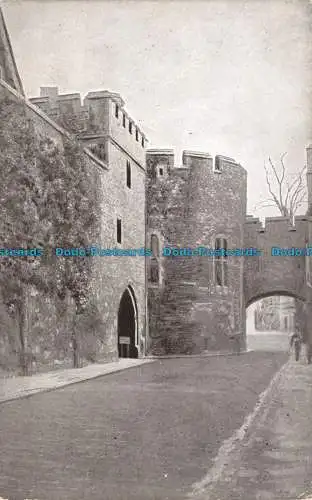 R113639 Tower of London. Blick entlang der Außenstation. Sturm und Polden