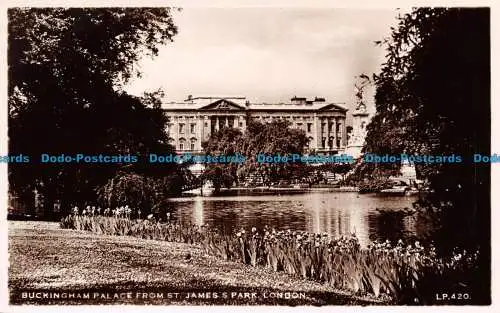 R113357 Buckingham Palace aus St. James Park. London. Lansdowne. RP