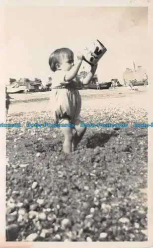 R115230 Alte Postkarte. Baby