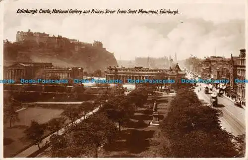 R114055 Edinburgh Castle. National Gallery und Princes Street von Scott Monumen