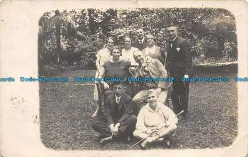 R114059 Alte Postkarte. Frauen und Männer am Rasen. 1925