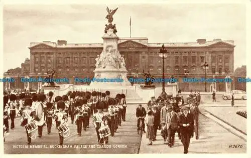 R116596 Victoria Memorial Buckingham Palace and Guards London. Valentinstag. Nr H.7