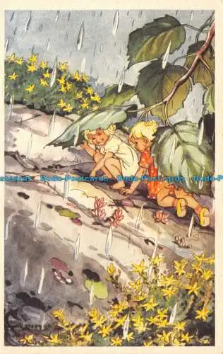 R116659 Alte Postkarte. Kinder im Regen unter den Blättern