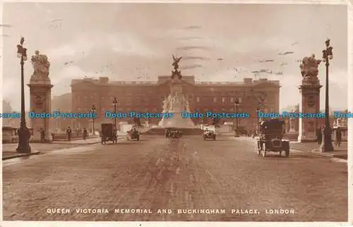 R117094 Queen Victoria Memorial und Buckingham Palace. London. Pelham RP